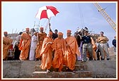 Swamishri descends the main monument