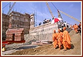 Swamishri descends the main monument