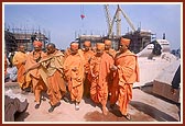 Swamishri visits all parts of the Akshardham monument construction site