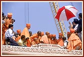 Swamishri visits all parts of the Akshardham monument construction site