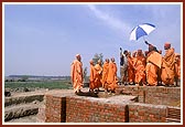 Adjacent to the monument, Swamishri visits the construction site of the shikharbaddh mandir