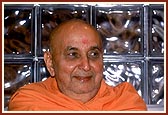 Swamishri responds to lighter moments