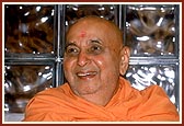 Swamishri responds to lighter moments