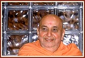 Swamishri responds to lighter moments