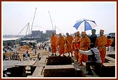 Adjacent to the monument, Swamishri visits the construction site of the shikharbaddh mandir
