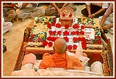 Swamishri performs his morning puja at a devotee's home