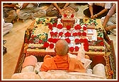 Swamishri performs his morning puja at a devotee's home