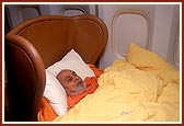 Swamishri retires for sleep after saying the chesta
