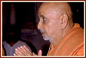 Swamishri engaged in Thakorji's darshan