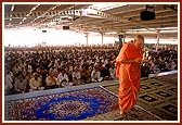 Swamishri performs the murti pratishtha arti with the devotees of Ranoli and Chhani Jakat point