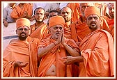 Swamishri humbly bows to all devotees while leaving from Atladra mandir