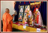 Swamishri performs the murti pratishtha arti for Gavasad and Sejakuva mandirs