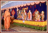 Swamishri performs the murti pratishtha arti for Dabhasa mandir
