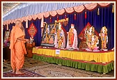 Swamishri performs the murti pratishtha arti for Dabhasa mandir