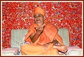 Swamishri in a jovial and responsive mood at the Akshardham site in New Delhi