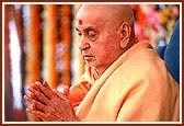 Swamishri performs his morning puja at the Akshardham site on the day of the Dwarshakh shila pujan ceremony