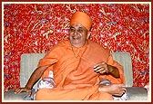 Swamishri in a jovial and responsive mood at the Akshardham site in New Delhi