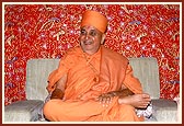 Swamishri in a jovial and responsive mood at the Akshardham site in New Delhi