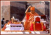 Swamishri performs the Vedic Nyasvidhi rituals as part of the ceremony