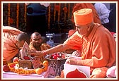 Swamishri performs pujan of Shri Harikrishna Maharaj