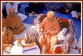 Swamishri chants the Janmangal Namavali - 108 names of Bhagwan Swaminarayan