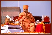 Swamishri folds his hands during the rituals