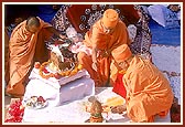 Swamishri performs pujan of the Dwarshakh kanapith stone 