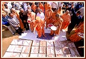 Swamishri performs pujan of shilas for the shikharbaddh mandir in Jaipur
