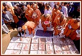 A leading devotee of Rajasthan and Diwan of Bilada State, Shri Madhavsinh Diwan, splits the coconut on the shilas