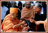 Swamishri ties the nadachhadi on Shri Madhavsinh Diwan's wrist