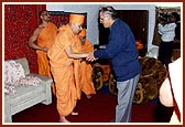 Swamishri greets Shri Vijay Kapoor at the Akshardham site