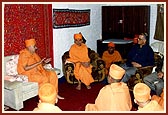 Swamishri informs the Lt. Governor about the Akshardham project