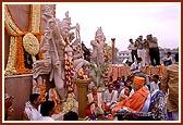 Swamishri performs the murti pratishtha rituals