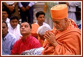 Swamishri performs the murti pratishtha rituals