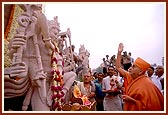 Swamishri performs the murti pratishtha rituals