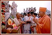 Swamishri performs the murti pratishtha rituals