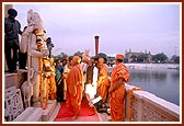 Around the main murti of Shri Sarveshwar Mahadev, Swamishri performs the pujan of 8 murtis of Shivji and 4 Nandis - Shivji's vehicle 