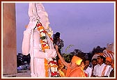 Around the main murti of Shri Sarveshwar Mahadev, Swamishri performs the pujan of 8 murtis of Shivji and 4 Nandis - Shivji's vehicle 