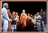 Swamishri and all members pray to Shivji for peace in Gujarat and the world