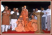 Swamishri, senior sadhus, trustees and thousands of people around the Sursagar lake perform arti of Shri Sarveshwar Mahadev