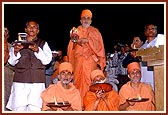 Swamishri, senior sadhus, trustees and thousands of people around the Sursagar lake perform arti of Shri Sarveshwar Mahadev