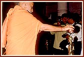 Swamishri offers abhishek with the waters of river Narmada to Shri Nilkanth Varni