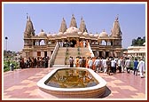 Swamishri arrives at the Shri Swaminarayan Mandir, Bharuch