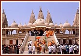 Swamishri arrives at the Shri Swaminarayan Mandir, Bharuch