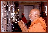Swamishri performs Rajbhog arti