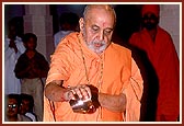 Swamishri offers abhishek to Shri Nilkanth Varni with the water of river Narmada