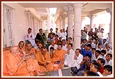 Swamishri's informal address inspires the devotees with joy and spiritual strength