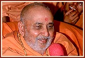 Swamishri's informal address inspires the devotees with joy and spiritual strength