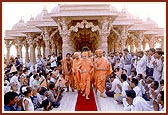 Swamishri departs from the mandir
