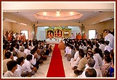 Swamishri performs pradakshina of Thakorji